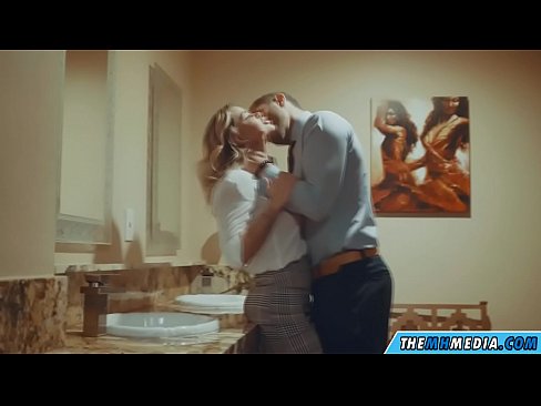 ❤️ Meta blonda busty seduces f'kamra tal-banju pubbliku ❤️❌ Porno f'mt.sitevox.top ❌️❤